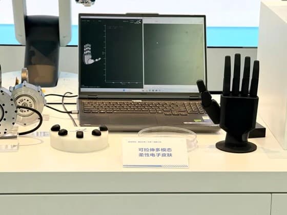 习近平总书记在北京考察科技创新工作，途见科技柔性电子皮肤亮相